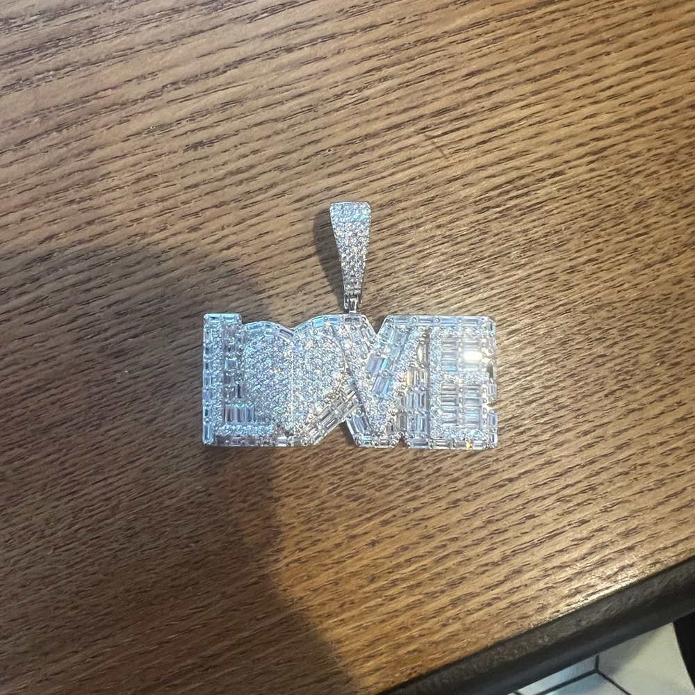 Silver pendant, zirconia diamonds.